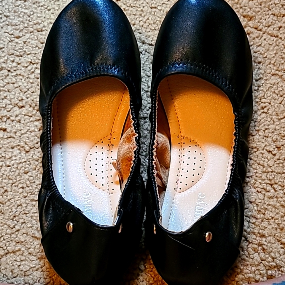 Ladies black foldable flats